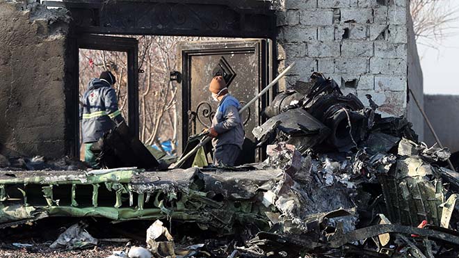 الرسومات في وسط الحطام بعد تحطم الطائرة الأوكرانية